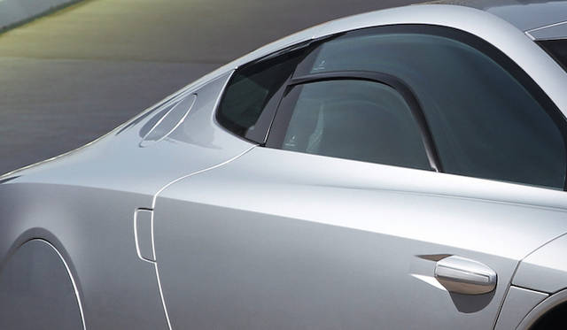 サイドウィンドウはポリカーボネイト製。ラインより下の部分のみ開閉可能 