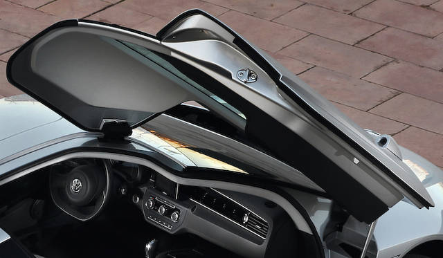 ウィングドアはAピラーとフロントウィンドウ上端あたりにヒンジで接続されるため、斜め前方に開閉する