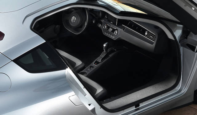 車高が低いため、乗降の妨げにならないよう開口部はルーフをふくめて大きくとられる