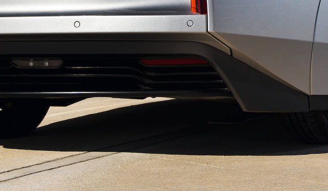 車体の背面はフラットに覆われ、リヤホイール近くにデュフューザーが装備される