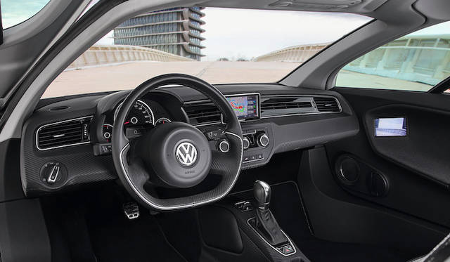 インテリアは随所にカーボンがあしらわれる