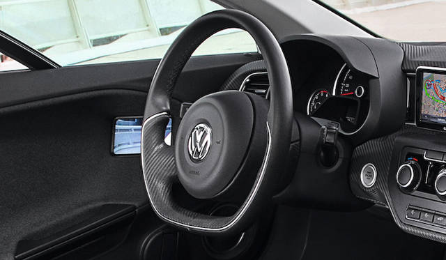 ハンドルの奥にみえるのは、ドアミラーにかわるカメラ（e-ミラー）の映像