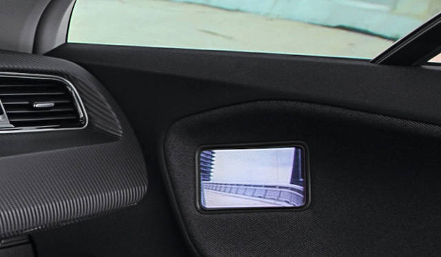 ドアミラーにかわるカメラ（e-ミラー）の映像はドアに映し出される