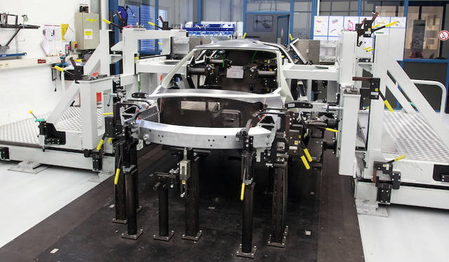 少量生産かつカーボンを多用するXL1は、通常のラインで流して組み立てるのではなく、手造りのように1台ずつフレームに載せて製造される