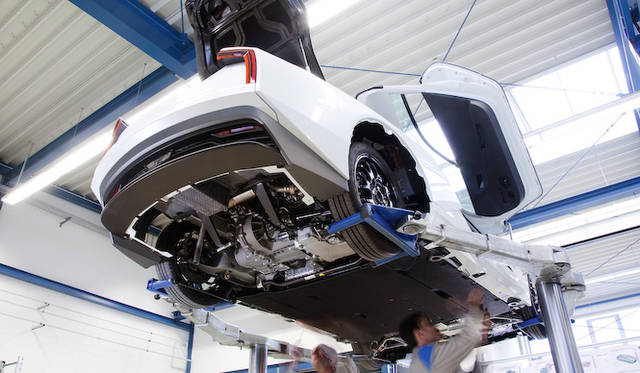 少量生産かつカーボンを多用するXL1は、通常のラインで流して組み立てるのではなく、手造りのように1台ずつフレームに載せて製造される