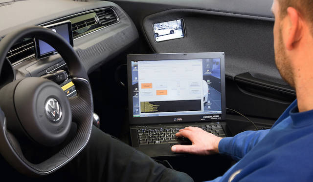 XL1は、製造過程ごとに1台1台綿密にチェックされ、シリアルナンバーとともにこまかな数値が保存されてゆく