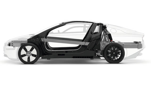 堅牢なカーボンモノコックのボディシェルと、前後のアルミニウム製のフレームおよびサイドドアビームが安全性を高めている