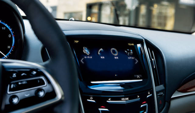 cadillac_ats_09 情報やエンターテインメントシステムを操作する統合的なインターフェイス「CUE」(キャデラック・ユーザー・エクスペリエンス)。 ※写真は、日本で販売されるモデルとは細部で異なる場合があります