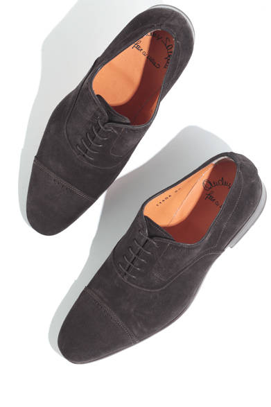 イタリア・マルケの人気シューメーカー、サントーニ。キャップ部分のパーフォレーションなどサントーニらしい遊び心を感じさせる一足。靴8万2950円（サントーニ）