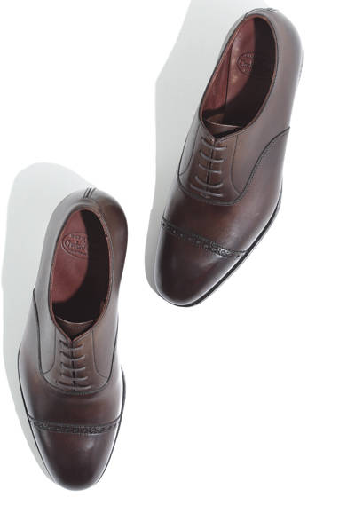 英国を代表するシューメーカー、クロケット＆ジョーンズの最上級ラインである「ハンドグレードコレクション」の人気モデル。新定番のラスト（木型）367を使用し、見た目、履き心地ともに抜群の一足。靴7万7700円（クロケット＆ジョーンズ）