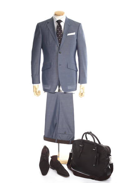 ジャケット5万5650円、スラックス2万2050円（ともにケント＆カーウェン）、シャツ1万1550円（HITOYOSHI）、ネクタイ9450円（フランコスパダ コンフォート）、バッグ4万8300円（ペッレモルビダ）、ベルト1万3650円（アンダーソンズ）、ソックス1050円（スタンダードパレット）、靴2万9400円（インテレッサ）