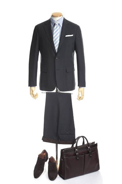 ジャケット5万1450円、スラックス2万1000円（ともにニューヨーカー バイ ケイタ マルヤマ）、シャツ1万1550円（HITOYOSHI）、ネクタイ9240円（ザタイ インターナショナル）、バッグ9万3450円（ステファノマーノ）、ベルト1万5750円（アンダーソンズ）、ソックス1050円（スタンダードパレット）、靴8万2950円（サントーニ）