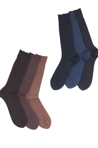 靴やパンツ、ベルトの微妙なトーンちがいに対応する、茶系・ネイビー系の豊富なカラーグラデーションを揃えたビジネスソックス。履き心地を高めるために、部分的に度目調整（度目を高め）をおこないフィット感を高めている。阪急オリジナルソックス各1050円（スタンダードパレット）