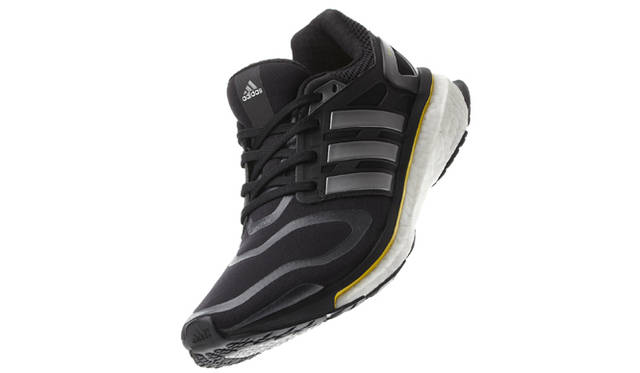 衝撃吸収性と反発機能を兼ね備えた新素材ブースト フォームを世界で初めてソールに採用