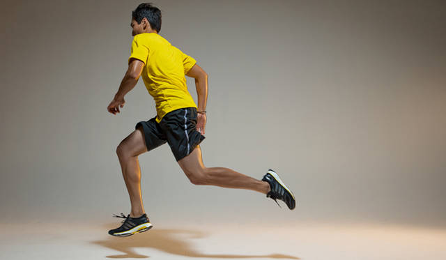 ランニングシューズ「energy boost（エナジー ブースト）」