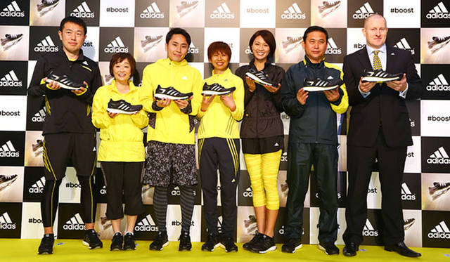 東京マラソンEXPO2013での記者発表会　記者発表会に登場したサッカー日本女子代表（なでしこジャパン）佐々木則夫監督、ロンドン五輪フェンシングフルーレ団体銀メダルの太田雄貴選手、ワコール女子陸上競技部の福士加代子選手、浅尾美和さん、スポーツジャーナリストの増田明美さん、アディダス契約フィジカルトレーナーの中野ジェームズ修一さん