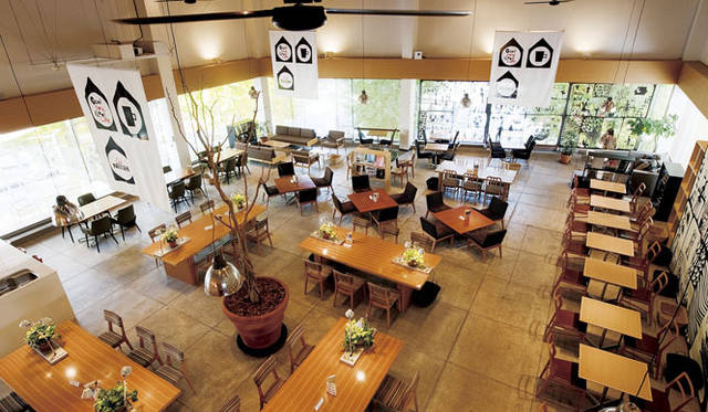 <strong>Phil Company｜フィル・カンパニー</strong>　施工例　「フィル・パーク原宿」（2010年2月竣工）　2階はカフェ