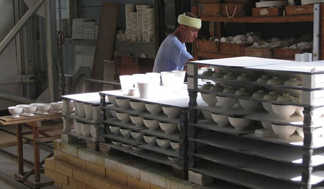 <strong>ネットショップ「にっぽん てならい堂」</strong>　“一献盃”を製造する創業90年という美濃焼の窯元へお邪魔して、作る工程を見学