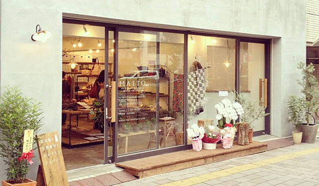 <strong>ネットショップ「にっぽん てならい堂」</strong>　クリエイターが集まるイースト東京の拠点“蔵前”で活躍されているMAITOさんのアトリエ「MAITO蔵前WORK＆SHOP」で、天然素材のストールを桜色に染めるワークショップに参加