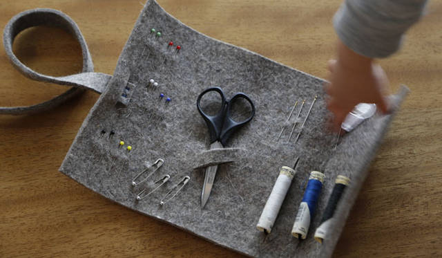 <strong>ネットショップ「にっぽん てならい堂」</strong>　男性がはじめる。視点を変えるフェルト巻きの裁縫道具「starter kit for him (sewing) / Raumgestalt」