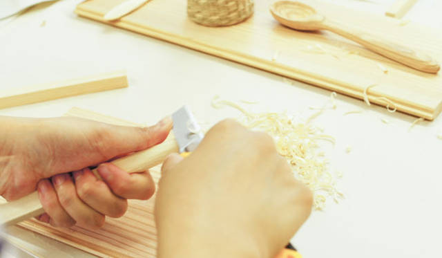 <strong>ネットショップ「にっぽん てならい堂」</strong>　自分で削る2本のさじ「つくるおやこさじ / KINOつくるキット」