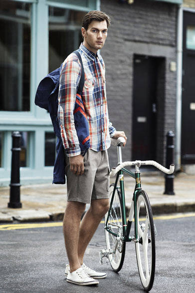 <strong>H&M｜エイチアンドエム</strong>　メンズ向けアーバンサイクリングコレクション「H&M for BRICK LANE BIKES」　SHELL JACKET 1万1990円、RIDER SHIRT 3490円、STRETCH SHORTS 2990円