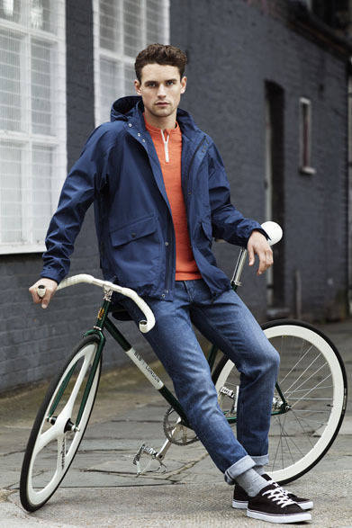 <strong>H&M｜エイチアンドエム</strong>　メンズ向けアーバンサイクリングコレクション「H&M for BRICK LANE BIKES」　SHELL JACKET 1万1990円、ZIPPED CREWNECK 3490円、JEANS 0000円
