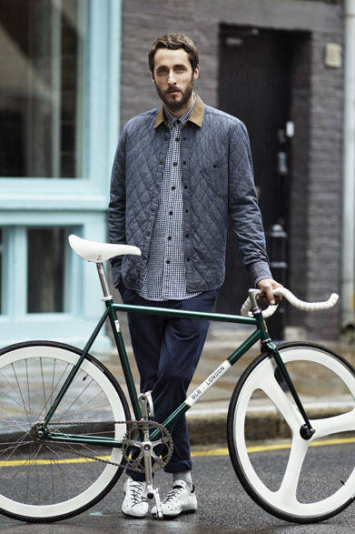 <strong>H&M｜エイチアンドエム</strong>　メンズ向けアーバンサイクリングコレクション「H&M for BRICK LANE BIKES」　RIDER SHIRT 5490円、RIDER SHIRT 3490円、STRETCH CHINO 0000円
