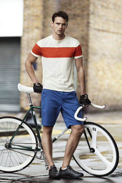 <strong>H&M｜エイチアンドエム</strong>　メンズ向けアーバンサイクリングコレクション「H&M for BRICK LANE BIKES」　BIKE TEE 2490円、STRETCH SHORTS 2990円