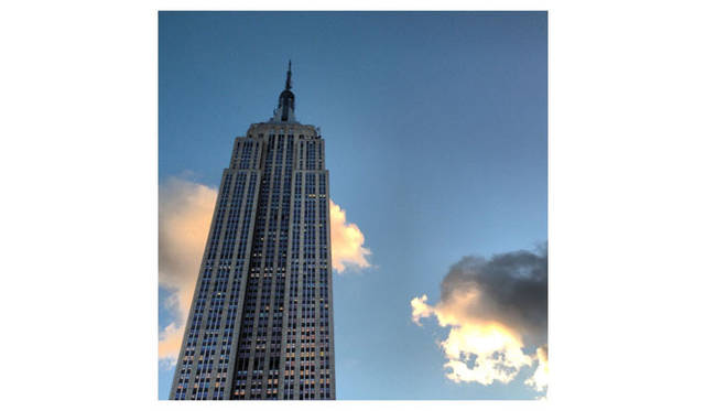 <strong>マシュー・ワォルドマン</strong>　僕のスタジオの真上の眺め。N.Y.でもっとも有名なビルが間近に<strong></strong>