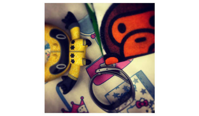 <strong>マシュー・ワォルドマン</strong>　僕のデスクの脇。NOOKAの時計、サンリオのBAPEのタオル、Shin Tanakaとのコラボフィギュア。いつも散らかしてしまう……