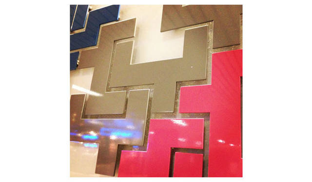 <strong>マシュー・ワォルドマン</strong>　Port AuthorityはN.Y.のもっとも大きなバスターミナル。このパブリック・アートは嫌いじゃないこともないけど、適切だとは思う