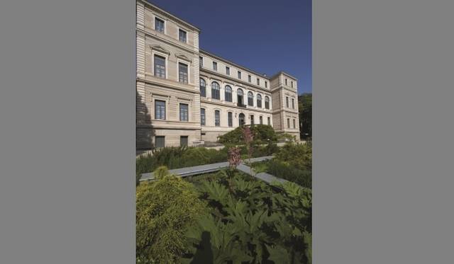 <strong>ART FILE 10｜「Blue Jeans 350 years」</strong>　Courtesy of Centraal Museum