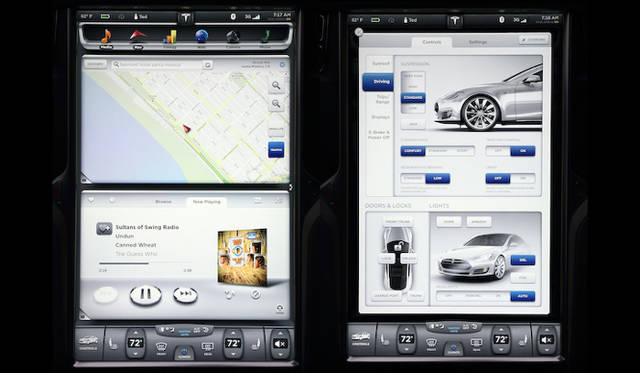 Google Mapsを利用するナビゲーション、車両の設定やオーディオなど、17インチの巨大なスクリーンは時にウインドウを分割して、各種機能のインターフェイスとなる