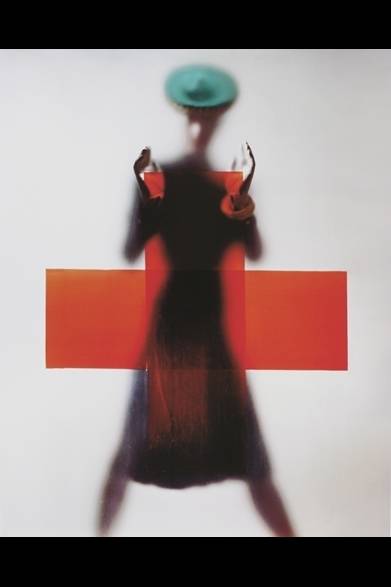 期間│3月5日（火）～5月6日（月・振休）　※月曜休館。ただし、4月29日（月・祝）と5月6日（月・振休）は開館。<br />時間│10:00～18:00　※木曜、金曜は～20:00<br />会場│東京都写真美術館<br />東京都目黒区三田1-13-3 恵比寿ガーデンプレイス内<br />Tel.03-3280-0099<br />料金│一般800円、学生700円、中高生・65歳以上600円<br /><br />「赤十字を担おう」『ヴォーグ』アメリカ版1945年3月15日号表紙 © The Estate of Erwin Blumenfeld