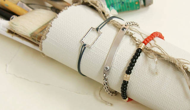 <strong>AHKAH HOMME｜アーカー オム</strong>　2013年デビューコレクション　バーニーズ　ニューヨーク新宿店 AHKAH HOMMEエクスクルーシブアイテム　左／ブロックラインコードブレスレット（K10WG/ダイヤ/ブラックダイヤ/サファイア）6万6150円、中／ブロックブレスレット（SIL/ダイヤ/ブラックダイヤ）6万9300円、右／グラスビーズブレスレット（K10YG/ガラスビーズ）3万2550円