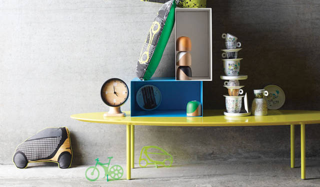 <strong>BoConcept｜ボーコンセプト</strong>　新コレクション「smartville（スマートヴィル）」コレクションファニチャー＆インテリアアクセサリー　コーヒーテーブル5万4900円（ネオンイエローラッカー仕上げ。H31½×W156×D52cm）、smartville（スマートヴィル）クッション6900円～7900円、smartville（スマートヴィル）クロック1万6900円、smartville（スマートヴィル）カップ「コレクターズアイテム」7800円など