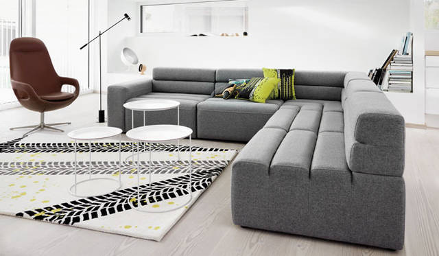 <strong>BoConcept｜ボーコンセプト</strong>　新コレクション「smartville（スマートヴィル）」コレクションファニチャー＆インテリアアクセサリー　コーナーソファ61万9000円より（各種ファブリック・レザーあり。写真は74万5000円、H72×W286½cm）、smartville（スマートヴィル）チェア19万9500円より（回転ベース付。リクライニング機能付もあり。写真はブラッシュドスチール28万200円、H112×W66×D76cm）