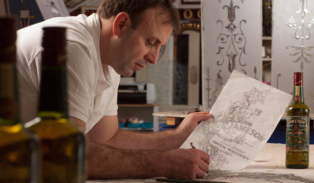 <strong>EAT｜アイリッシュ・ウィスキー「ジェムソン」から限定記念ボトルが登場</strong>　装飾ガラスアーティストのデヴィッド・A・スミス