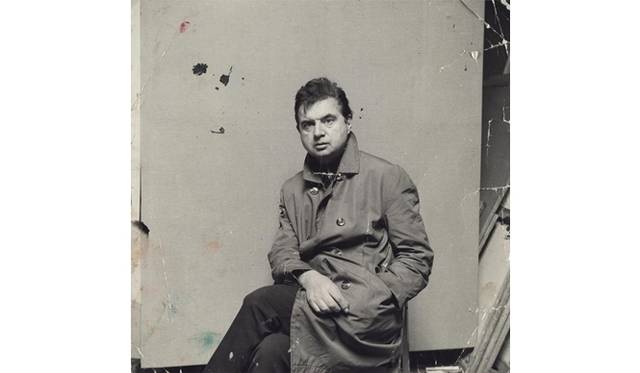 <strong>『フランシス・ベーコン展』</strong><br /><br />レインコートを着たフランシス・ベーコン 1967年頃撮影 Photograph by John Deakin ⓒ The Estate of Francis Bacon. All rights reserved. DACS 2012　Z0012
