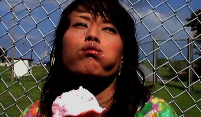 <strong>EVENT｜六本木アートナイト2013</strong>　森美術館プログラム 参加予定作家　山城知佳子　《オキナワTOURIST‐I Like Okinawa Sweet》 2004年 ビデオ 7分30秒 Courtesy: Yumiko Chiba Associates