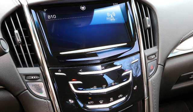 スマートフォンやタブレットのような操作方法で、各種機能を操作するCUE（キュー：キャデラック ユーザー エクスペリエンス） 最大10台までのBluetooth対応機器と接続できる