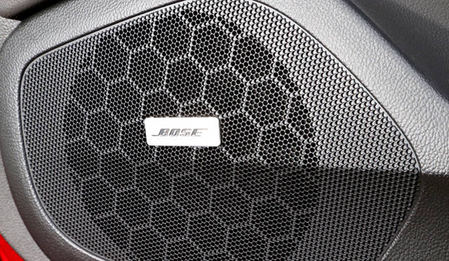 BOSE社と共同開発した「アクティブノイズキャンセレーション」により、室内の不快なノイズをマイクで検知し、逆位相の音で打ち消す。吸音材を減らして軽量化にも貢献する技術だ
