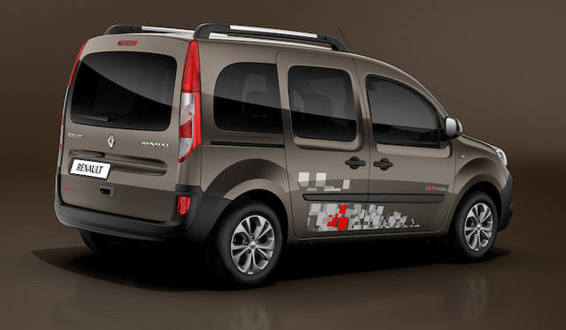 Extreamは今回追加された、もっとも豪華装備をまとったグレード。特別なツートーンカラーバンパー、15インチのアロイホイール、色つきのリヤガラス、ルーフレール、サイドのストライプが装備される。