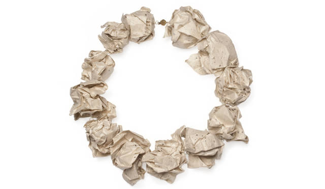 <strong>アートフェア東京2013｜エグゼクティブディレクター・金島隆弘氏が語る　「トーキョーリミテッド」</strong>　フィリップ サジェ 《A crumbled beautiful paper necklace》 2013年 O-Jewel