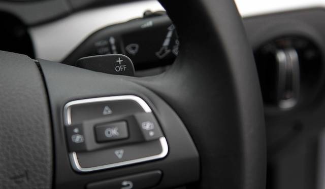 マイスターエディションでは、マルチファンクションステアリングホイールにパドルシフトがつく