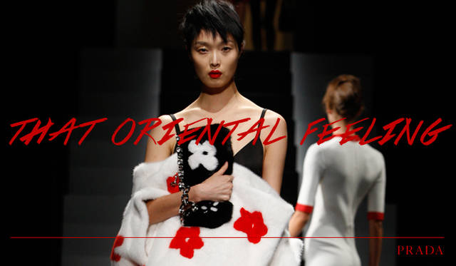 <strong>モードシーン全体に、そこはかとなく漂うオリエンタルムード</strong><br />今シーズンもっとも目立ったスタイルといえば、日本をはじめとするアジア諸国の文化や民族衣装からのインスピレーションを随所に盛り込んだスタイルだろう。代表的なのはプラダのルック。まるで家紋や墨彩画のような柄、着物のような生地の素材感、また足袋や下駄を思わせるシューズなど、随所にオリエンタルなエッセンスを感じさせるスタイルの提案は大きな話題となった。プリントやディテール、またミュウミュウやドリス ヴァン ノッテンのルックにみる着物の羽織のようなアウターの着こなしなど、いつものスタイルにひとつオリエンタルなポイントを効かせて、今季らしいスタイルを楽しみたい。<br /><br />PRADA（プラダ）