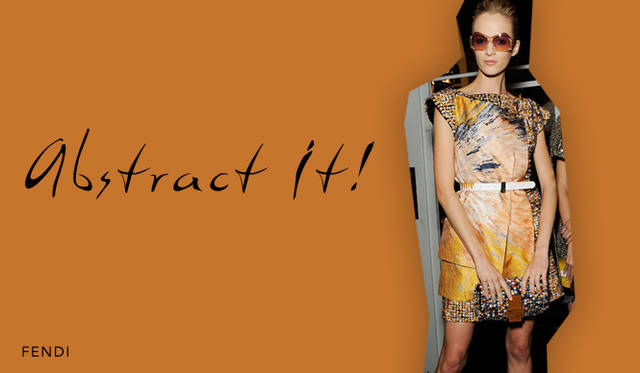 <strong>鮮烈に、あるいはミステリアスに記憶を残す抽象的なパターン</strong><br />グラフィカル、フラワー、アニマルと、ひと目に印象づけられる、ある意味“わかりやすい”パターンとは異なり、インパクトはありつつも掴みどころのない抽象性でさりげなく印象を残すアブストラクトパターンは、キッズたちとは一線を画す、大人ならではの洗練された遊び心をかなえてくれる。それひとつで上級者の着こなしに仕上がる、大人の女の強い味方である。<br /><br />FENDI（フェンディ）