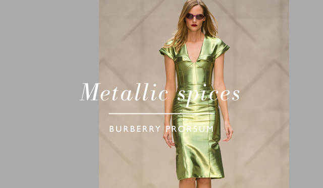 <strong>今季のマストハブはメタリックカラーに決まり！</strong><br />ネオンカラーと並び、今年らしい特徴といえばメタリックカラーだろう。ゴールドやシルバーといった定番色はもちろん、バーバリー プローサムのように強い輝きをカラフルに取り入れたスタイルや、ディオールのルックにみられるオーロラカラーのロマンティックな輝きにも注目。エッジの効いたメタリックカラーをクールにこなすか、繊細な光たく感でフェミニンに仕上げるか、スタイルに合った光のアクセントが今年らしい着こなしの肝となる。<br /><br />BURBERRY PRORSUM（バーバリー プローサム）