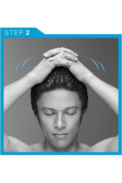<strong>P&G｜プロクター・アンド・ギャンブル・ジャパン</strong>　ヘアケア製品「エイチ・アンド・エス フォー・メン ボリュームアップ シリーズ」<br>髙橋ミカさん監修“男のヘッドスパ”　＜STEP2＞コンディショナーで「はさみこみプレス」　コンディショナーをいきわたらせたら、両手を組み、手のひらの付け根でマッサージ。はさみこむように地肌をほぐして血行促進